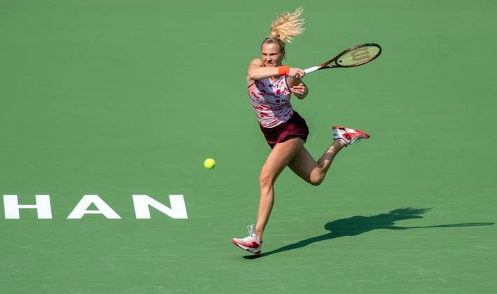 (241009) -- WUHAN, Oct. 9, 2024 -- Katerina Siniakova hits a return during the women s singles round of 32 match between Aryna Sabalenka of Belarus and Katerina Siniakova of the Czech Republic at the 2024 Wuhan Open tennis tournament in Wuhan, capital of central China s Hubei Province, Oct. 9, 2024. ) (SP)CHINA-WUHAN-TENNIS-WUHAN OPEN-WOMEN S SINGLES(CN) HuxJingwen 
