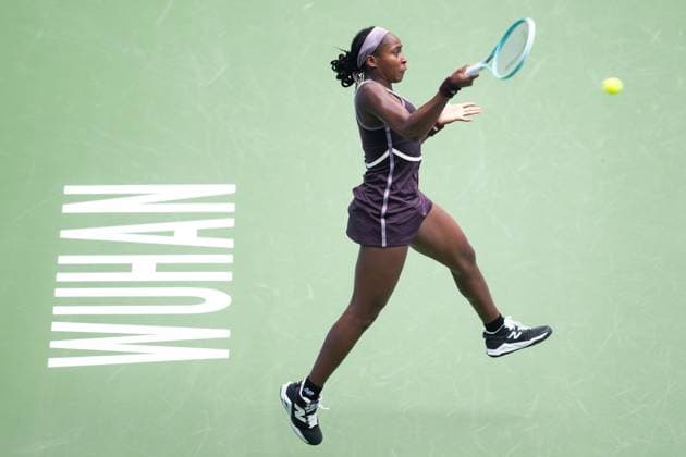 Sport Bilder des Tages (241009) -- WUHAN, Oct. 9, 2024 -- Coco Gauff of the United States hits a return during the women s singles round of 32 match against Viktoriya Tomova of Bulgaria at the 2024 Wuhan Open tennis tournament in Wuhan, capital of central China s Hubei Province, Oct. 9, 2024. ) (SP)CHINA-WUHAN-TENNIS-WUHAN OPEN-WOMEN S SINGLES (CN) XiaoxYijiu 