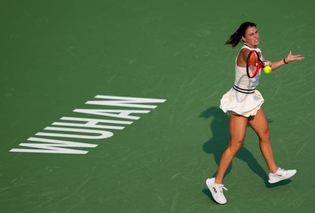 (241009) -- WUHAN, Oct. 9, 2024 -- Emma Navarro hits a return during the women s singles round of 32 match between Magdalena Frech of Poland and Emma Navarro of the United States at the 2024 Wuhan Open tennis tournament in Wuhan, capital of central China s Hubei Province, Oct. 9, 2024. ) (SP)CHINA-WUHAN-TENNIS-WUHAN OPEN-WOMEN S SINGLES(CN) HuxJingwen 