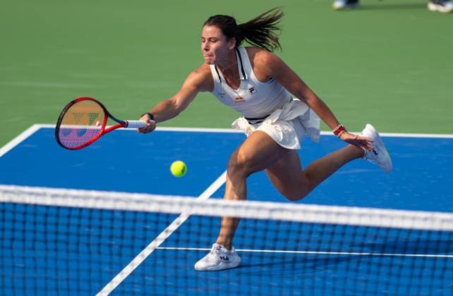 (241009) -- WUHAN, Oct. 9, 2024 -- Emma Navarro hits a return during the women s singles round of 32 match between Magdalena Frech of Poland and Emma Navarro of the United States at the 2024 Wuhan Open tennis tournament in Wuhan, capital of central China s Hubei Province, Oct. 9, 2024. ) (SP)CHINA-WUHAN-TENNIS-WUHAN OPEN-WOMEN S SINGLES(CN) HuxJingwen 