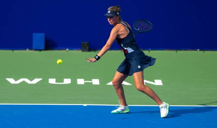 (241009) -- WUHAN, Oct. 9, 2024 -- Magdalena Frech hits a return during the women s singles round of 32 match between Magdalena Frech of Poland and Emma Navarro of the United States at the 2024 Wuhan Open tennis tournament in Wuhan, capital of central China s Hubei Province, Oct. 9, 2024. ) (SP)CHINA-WUHAN-TENNIS-WUHAN OPEN-WOMEN S SINGLES(CN) HuxJingwen 