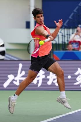 (241009) -- SHANGHAI, Oct. 9, 2024 -- Carlos Alcaraz hits a return during the men s singles round of 16 match between Carlos Alcaraz of Spain and Gael Monfils of France at the ATP, Tennis Herren World Tour Shanghai Masters tennis tournament in Shanghai, east China, Oct. 9, 2024. ) (SP)CHINA-SHANGHAI-TENNIS-ATP TOUR-SHANGHAI MASTERS(CN) XuxYanan 
