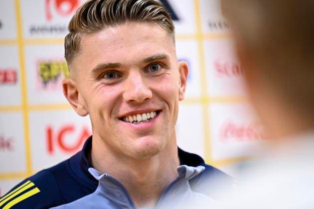 SOLNA, SVERIGE 20241009 Viktor Gyökeres pratar med journalister när fotbollsherrarna har mixad zon pa Strawberry Arena under onsdagen, inför Nations League-matcherna mot Slovakien och Estland. SOLNA SVERIGE x10090x