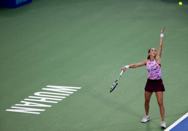 (241009) -- WUHAN, Oct. 9, 2024 -- Lucia Bronzetti serves during the women s singles round of 32 match between Wang Xinyu of China and Lucia Bronzetti of Italy at the 2024 Wuhan Open tennis tournament in Wuhan, capital of central China s Hubei Province, Oct. 9, 2024. ) (SP)CHINA-WUHAN-TENNIS-WUHAN OPEN-WOMEN S SINGLES(CN) HuxJingwen 