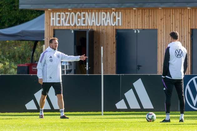 Sport Bilder des Tages Reportage 09.10.2024 Zweites Training der Männer Nationalmannschaft bei adidas in Herzogenaurach für die Spiele der Nations League gegen die Niederlande und Bosnien - Herzegowina im Oktober 2024 Bundestrainer Julian Nagelsmann und Assistenztrainer Sandro Wagner in Herzogenaurach Herzogenaurach Bayern Deutschland *** Report 09 10 2024 Second training session of the mens national team at adidas in Herzogenaurach for the Nations League matches against the Netherlands and Bosnia and Herzegovina in October 2024 National coach Julian Nagelsmann and assistant coach Sandro Wagner in Herzogenaurach Herzogenaurach Bavaria Germany