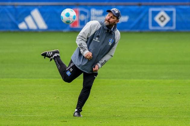 Sport Bilder des Tages Trainer Steffen Baumgart ( HSV ) am Ball Deutschland , Hamburg , Trainingsgelände am Volksparkstadion , Fussball , 2 Bundesliga , Training des Hamburger SV