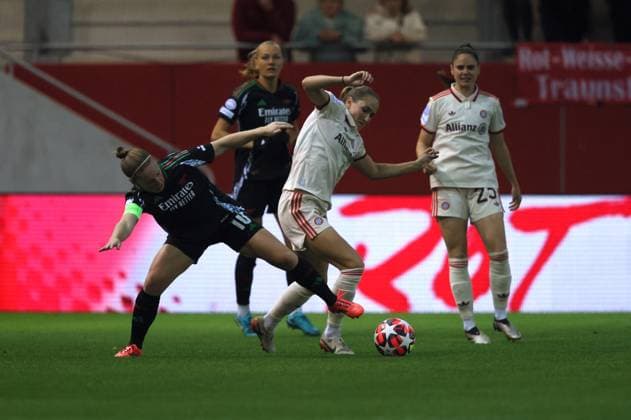 Arsenals 10 LITTLE vs Bayerns 12 Sydney LOHMANN. Frauenfussball: Bayern - Arsenal am 9.10.2024, in Muenchen, Deutschland, F C B A Y E R N C A M P U S. Frauenfussball UEFA Championsleague, FC Bayern Muenchen - FC Arsenal London, Gruppenphase 1.Spieltag, Saison 2024-2025. Quelle Copyright Credit : Oryk HAIST