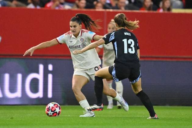 Jovana DAMNJANOVIC (FCB), Aktion,Zweikampf gegen Lia WAELTI (ARS). FC Bayern Muenchen - FC Arsenal Fussball Champions League der Frauen am 09.10.2024 FC BAYERN CAMPUS