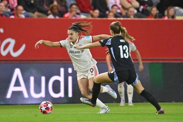 Jovana DAMNJANOVIC (FCB), Aktion,Zweikampf gegen Lia WAELTI (ARS). FC Bayern Muenchen - FC Arsenal Fussball Champions League der Frauen am 09.10.2024 FC BAYERN CAMPUS