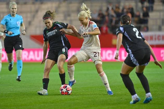 Pernile HARDER (FCB), Aktion,Zweikampf gegen Lia WAELTI (ARS,re) und Marion CALDENTEY (ARS,li), FC Bayern Muenchen - FC Arsenal Fussball Champions League der Frauen am 09.10.2024 FC BAYERN CAMPUS