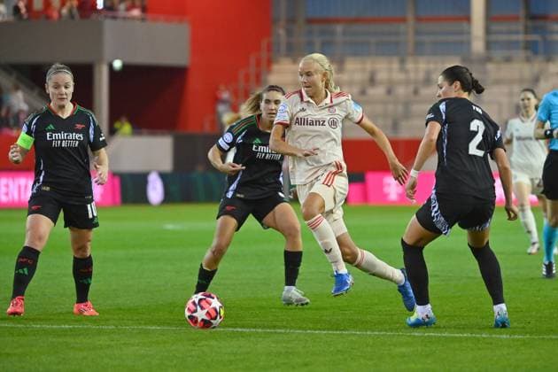 Pernile HARDER (FCB), Aktion,Zweikampf gegen Lia WAELTI (ARS,re) und Marion CALDENTEY (ARS,li), FC Bayern Muenchen - FC Arsenal Fussball Champions League der Frauen am 09.10.2024 FC BAYERN CAMPUS
