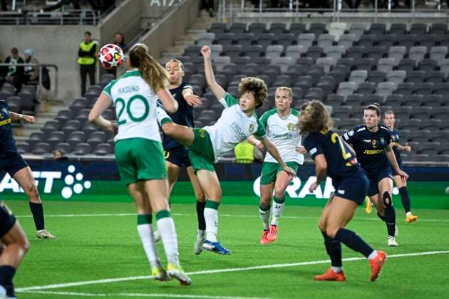 STOCKHOLM, SVERIGE 20241009 Hammarbys Asato Miyagawa (mitten) under onsdagens fotbollsmatch i damernas Champions League (grupp D) mellan Hammarby IF och SKN St. Pölten pa Tele2 Arena. STOCKHOLM SVERIGE x10080x