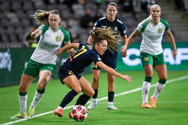 STOCKHOLM, SVERIGE 20241009 Hammarbys Vilde Hasund (tv) mot St Pöltens Izabela Krizaj under onsdagens fotbollsmatch i damernas Champions League (grupp D) mellan Hammarby IF och SKN St. Pölten pa Tele2 Arena. STOCKHOLM SVERIGE x10080x