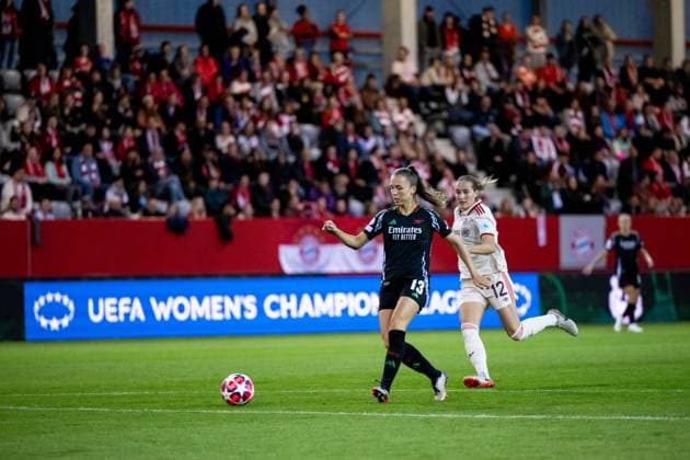 Lia Waelti (FC Arsenal, 13) im Zweikampf mit Sydney Lohmann (FC Bayern Muenchen, 12), GER, FC Bayern Muenchen vs Arsenal WFC, Fussball UEFA Women™s Champions League, Gruppe C, 1. Spieltag, Saison 2024 2025, 09.10.2024 GER, FC Bayern Muenchen vs Arsenal WFC, Fussball UEFA Women™s Champions League, 1. Spieltag, Saison 2024 2025, 09.10.2024 Muenchen Copyright: xEibner-Pressefoto Memmlerx EP_MMR