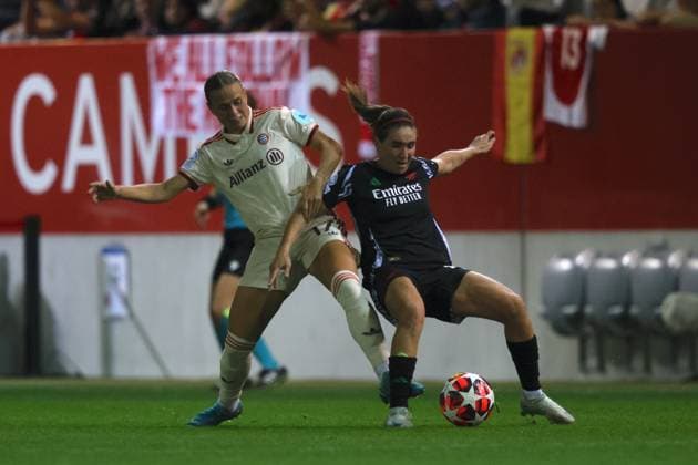 Bayerns 17 Klara BUEHL (BÜHL) vs Arsenals 8 WILLIAMSON. Frauenfussball: Bayern - Arsenal am 9.10.2024, in Muenchen, Deutschland, F C B A Y E R N C A M P U S. Frauenfussball UEFA Championsleague, FC Bayern Muenchen - FC Arsenal London, Gruppenphase 1.Spieltag, Saison 2024-2025. Quelle Copyright Credit : Oryk HAIST