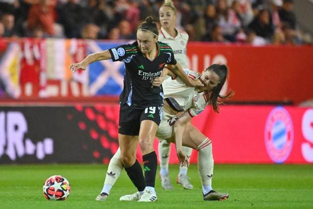 Caitlin FOORD (ARS), Aktion,Zweikampf gegen Sarah ZADRAZIL (FCB), FC Bayern Muenchen - FC Arsenal Fussball Champions League der Frauen am 09.10.2024 FC BAYERN CAMPUS