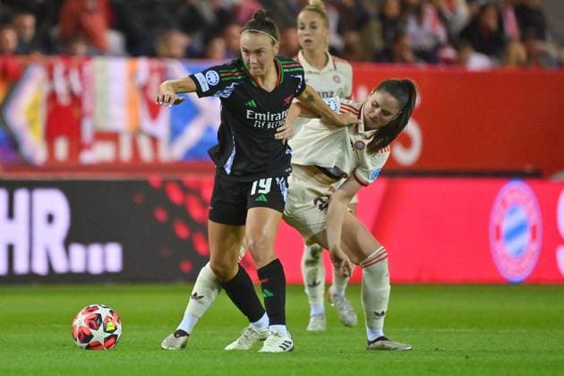 Caitlin FOORD (ARS), Aktion,Zweikampf gegen Sarah ZADRAZIL (FCB), FC Bayern Muenchen - FC Arsenal Fussball Champions League der Frauen am 09.10.2024 FC BAYERN CAMPUS