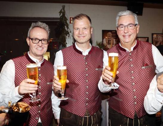 09.10.24 VfB Stuttgart Wasen Cannstatter Volksfest Deutschland, Stuttgart, 09.10.2024, Fussball, Bundesliga, VfB Stuttgart, Wasen Cannstatter Volksfest: v.l. Alexander Wehrle, Fabian Wohlgemuth, Dietmar Allgaier.