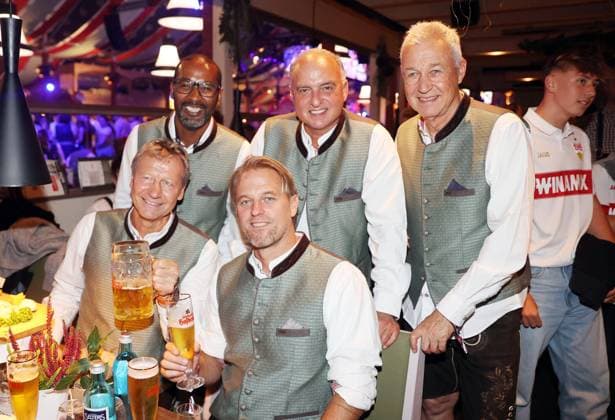 Bilder des Jahres 2024, Sport 10 Oktober Sport Bilder des Tages 09.10.24 VfB Stuttgart Wasen Cannstatter Volksfest Deutschland, Stuttgart, 09.10.2024, Fussball, Bundesliga, VfB Stuttgart, Wasen Cannstatter Volksfest: v.l. Guido Buchwald, Cacau, Timo Hildebrand, Hansi Müller, Karl Allgöwer. *** 09 10 24 VfB Stuttgart Wasen Cannstatter Volksfest Germany, Stuttgart, 09 10 2024, Football, Bundesliga, VfB Stuttgart, Wasen Cannstatter Volksfest f l Guido Buchwald, Cacau, Timo Hildebrand, Hansi Müller, Karl Allgöwer