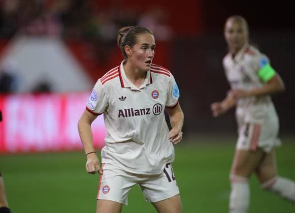 München, Deutschland, 09. Oktober 2024: Fussball, Frauen, Champions League, 1.Spieltag, Saison 2024 2025, FC Bayern München - FC Arsenal, Campus Sydney Lohmann (FC Bayern München) Kopf, Oberkörper, stehend