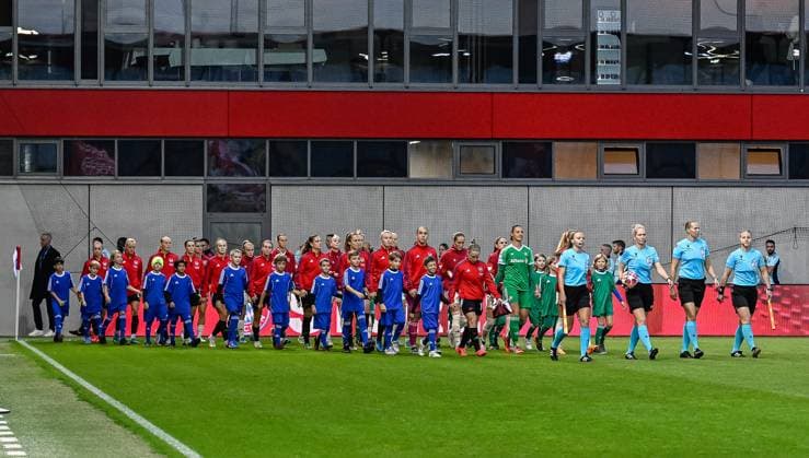 Die Teams betreten angefuehrt von Lina Lehtovaara (Schiedsrichterin Referee) den Rasen. GER, FC Bayern Muenchen vs. Arsenal WFC, Fussball, UEFA Womans Champions League, Gruppe C, 1. Spieltag, Saison 2024 2025, 09.10.2024. GER, FC Bayern Muenchen vs. Arsenal WFC, Fussball, UEFA Womans Champions League, Gruppe C, 1. Spieltag, Saison 2024 2025, 09.10.2024. Muenchen Copyright: xEibner-Pressefoto HeikexFeinerx EP_HFR