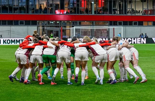 Die Bayern - Frauen motivieren sich im Spielerkreis fuer die Partie. GER, FC Bayern Muenchen vs. Arsenal WFC, Fussball, UEFA Womans Champions League, Gruppe C, 1. Spieltag, Saison 2024 2025, 09.10.2024. GER, FC Bayern Muenchen vs. Arsenal WFC, Fussball, UEFA Womans Champions League, Gruppe C, 1. Spieltag, Saison 2024 2025, 09.10.2024. Muenchen Copyright: xEibner-Pressefoto HeikexFeinerx EP_HFR