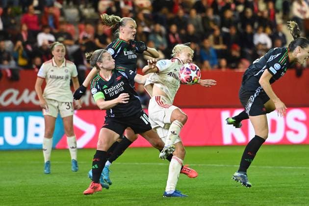 v.li:Kim LITTLE (ARS) und Conida PANEDES (ARS), Aktion,Zweikampf gegen Pernile HARDER (FCB), FC Bayern Muenchen - FC Arsenal Fussball Champions League der Frauen am 09.10.2024 FC BAYERN CAMPUS