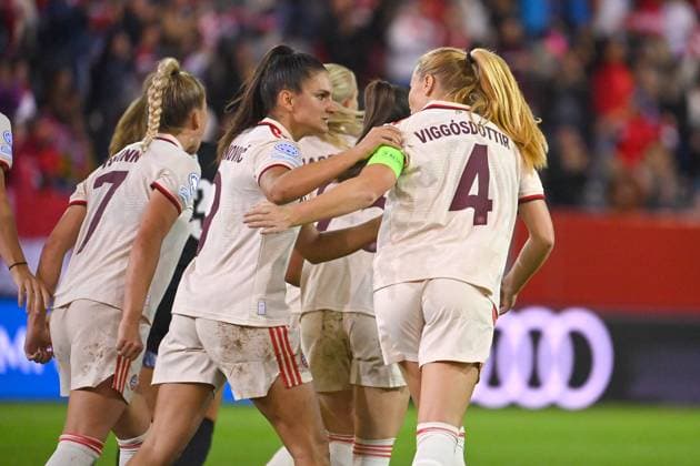 kollektiver Torjubel um Glodis Perla VIGGOSDOTTIR (FCB,re) nach Tor zum 1-1 mit Jovana DAMNJANOVIC (FCB), Giulia GWINN (FCB), Jubel,Freude,Begeisterung,Aktion. FC Bayern Muenchen - FC Arsenal Fussball Champions League der Frauen am 09.10.2024 FC BAYERN CAMPUS