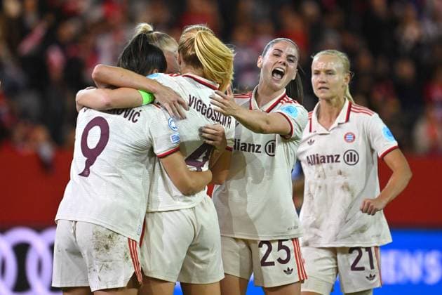 kollektiver Torjubel um Glodis Perla VIGGOSDOTTIR (FCB,4) nach Tor zum 1-1 mit Jovana DAMNJANOVIC (FCB), re:Sarah ZADRAZIL (FCB), Pernile HARDER (FCB), Jubel,Freude,Begeisterung,Aktion. FC Bayern Muenchen - FC Arsenal Fussball Champions League der Frauen am 09.10.2024 FC BAYERN CAMPUS