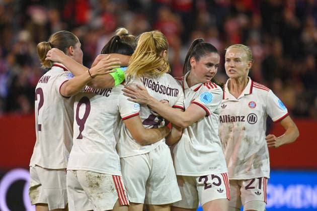 kollektiver Torjubel um Glodis Perla VIGGOSDOTTIR (FCB,4) nach Tor zum 1-1 mit v.li: Sydney LOHMANN (FCB), Jovana DAMNJANOVIC (FCB), re:Sarah ZADRAZIL (FCB), Pernile HARDER (FCB), Jubel,Freude,Begeisterung,Aktion. FC Bayern Muenchen - FC Arsenal Fussball Champions League der Frauen am 09.10.2024 FC BAYERN CAMPUS