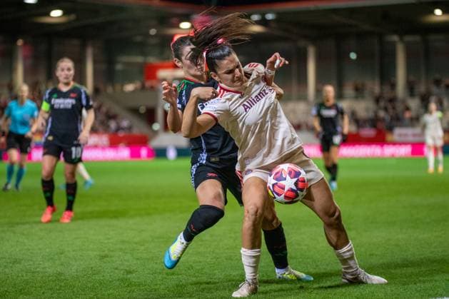 Emily Fox (2 Arsenal) Jovana Damnjanovic (9 Bayern) in Aktion beim UEFA Womens Champions League Spiel FC Bayern München - Arsenal Women Football Club am 09.10.2024