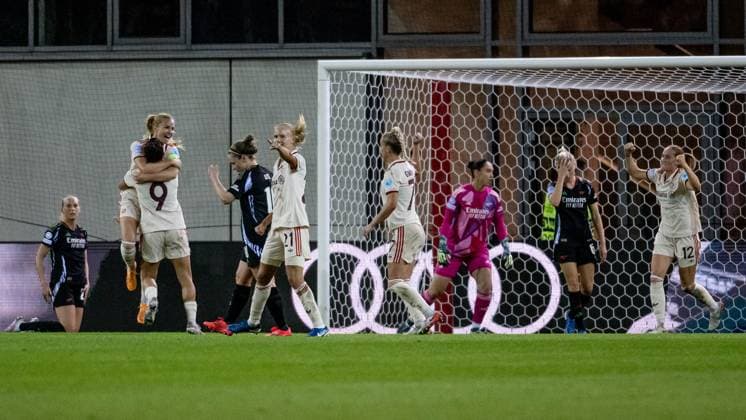 Die Bayern - Spielerinnen bejubeln mit Glodis Perla Viggosdottir (FC Bayern Muenchen Frauen, 4) deren Tor zum 1:1 - Ausgleich. Die Englaenderinnen sind konsterniert. GER, FC Bayern Muenchen vs. Arsenal WFC, Fussball, UEFA Womans Champions League, Gruppe C, 1. Spieltag, Saison 2024 2025, 09.10.2024. GER, FC Bayern Muenchen vs. Arsenal WFC, Fussball, UEFA Womans Champions League, Gruppe C, 1. Spieltag, Saison 2024 2025, 09.10.2024. Muenchen Copyright: xEibner-Pressefoto HeikexFeinerx EP_HFR