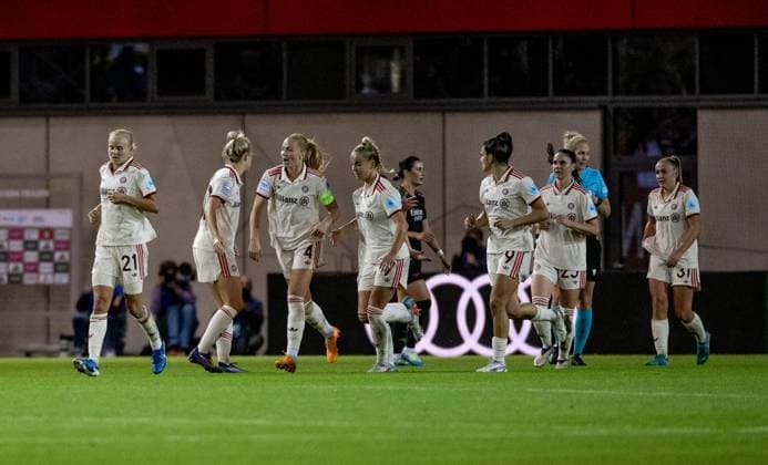 Die Bayern - Spielerinnen bejubeln mit Glodis Perla Viggosdottir (FC Bayern Muenchen Frauen, 4) deren Tor zum 1:1 - Ausgleich. GER, FC Bayern Muenchen vs. Arsenal WFC, Fussball, UEFA Womans Champions League, Gruppe C, 1. Spieltag, Saison 2024 2025, 09.10.2024. GER, FC Bayern Muenchen vs. Arsenal WFC, Fussball, UEFA Womans Champions League, Gruppe C, 1. Spieltag, Saison 2024 2025, 09.10.2024. Muenchen Copyright: xEibner-Pressefoto HeikexFeinerx EP_HFR