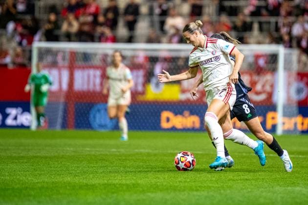 Klara Bühl (17 FC Bayern) und Mariona Caldentey (8 Arsenal) in Aktion beim UEFA Womens Champions League Spiel FC Bayern München - Arsenal Women Football Club am 09.10.2024