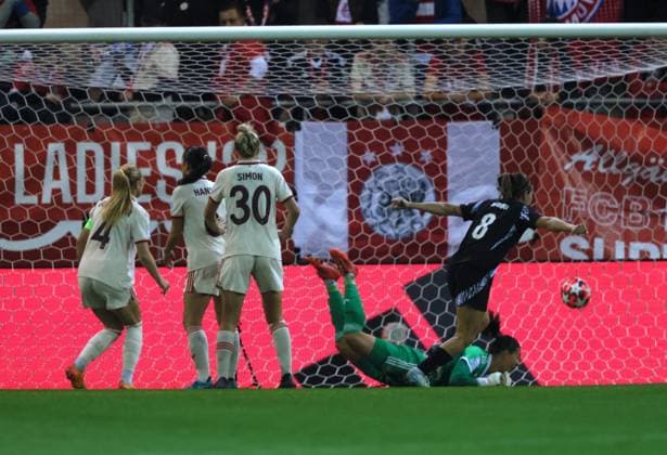 Arsenals 8 CALDENTEY trifft ins Tor zum 0:1. Frauenfussball: Bayern - Arsenal am 9.10.2024, in Muenchen, Deutschland, F C B A Y E R N C A M P U S. Frauenfussball UEFA Championsleague, FC Bayern Muenchen - FC Arsenal London, Gruppenphase 1.Spieltag, Saison 2024-2025. Quelle Copyright Credit : Oryk HAIST