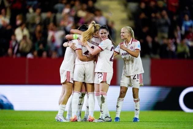 Sport Bilder des Tages Munich, Germany, October 9th 2024: Glodis Viggosdottir (4 FC Bayern Munich) celebrates with teammates after scoring her teams first goal during the UEFA Womens Champions League Group stage football match between FC Bayern Munich and Arsenal FC at FC Bayern Campus in Munich, Germany. (Daniela Porcelli SPP)  Copyright: xDanielaxPorcellix xSPPx spp-en-DaPoSp-20241009-_DP13661-2