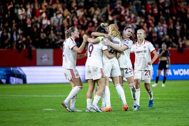 Glodis Perla Viggosdottir (FC Bayern Muenchen, 04), Jovana Damnjanovic (FC Bayern Muenchen, 09), Sydney Lohmann (FC Bayern Muenchen, 12), Sarah Zadrazil (FC Bayern Muenchen, 25), Pernille Harder (FC Bayern Muenchen, 21) und Team jubeln ueber das Tor zum 1:1, GER, FC Bayern Muenchen vs Arsenal WFC, Fussball UEFA Women™s Champions League, Gruppe C, 1. Spieltag, Saison 2024 2025, 09.10.2024 GER, FC Bayern Muenchen vs Arsenal WFC, Fussball UEFA Women™s Champions League, 1. Spieltag, Saison 2024 2025, 09.10.2024 Muenchen Copyright: xEibner-Pressefoto Memmlerx EP_MMR