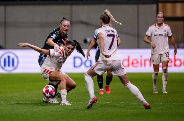 Kampf um den Ball von Caitlin Foord (Arsenal Woman FC, 19) mit Jovana Damnjanovic (FC Bayern Muenchen Frauen, 9) und Giulia Gwinn (FC Bayern Muenchen Frauen, 7). GER, FC Bayern Muenchen vs. Arsenal WFC, Fussball, UEFA Womans Champions League, Gruppe C, 1. Spieltag, Saison 2024 2025, 09.10.2024. GER, FC Bayern Muenchen vs. Arsenal WFC, Fussball, UEFA Womans Champions League, Gruppe C, 1. Spieltag, Saison 2024 2025, 09.10.2024. Muenchen Copyright: xEibner-Pressefoto HeikexFeinerx EP_HFR