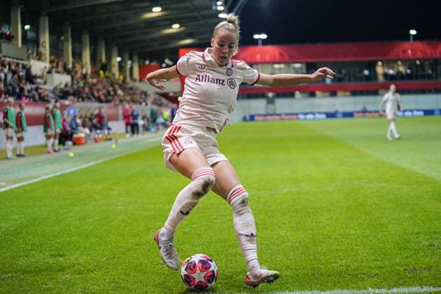 Giulia Gwinn (7 FC Bayern) in Aktion beim UEFA Womens Champions League Spiel FC Bayern München - Arsenal Women Football Club am 09.10.2024