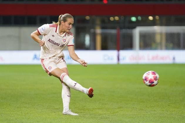 Sydney Lohmann (12 FC Bayern) in Aktion beim UEFA Womens Champions League Spiel FC Bayern München - Arsenal Women Football Club am 09.10.2024