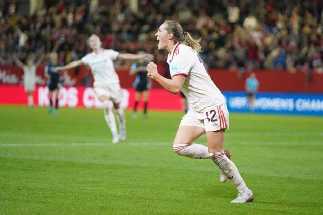 Sydney Lohmann (12 FC Bayern) jubelt über das Tor zum 2-1 beim UEFA Womens Champions League Spiel FC Bayern München - Arsenal Women Football Club am 09.10.2024