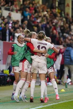 Lea Schüller (11 Bayern) , Linda Dallmann (10 FC Bayern) und Sydney Lohmann (12 FC Bayern) jubeln über das Tor zum 2-1 beim UEFA Womens Champions League Spiel FC Bayern München - Arsenal Women Football Club am 09.10.2024