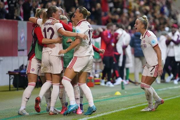 Sydney Lohmann (12 FC Bayern) , Klara Bühl (17 FC Bayern) , und Giulia Gwinn (7 FC Bayern) jubeln über das Tor zum 2-1 beim UEFA Womens Champions League Spiel FC Bayern München - Arsenal Women Football Club am 09.10.2024