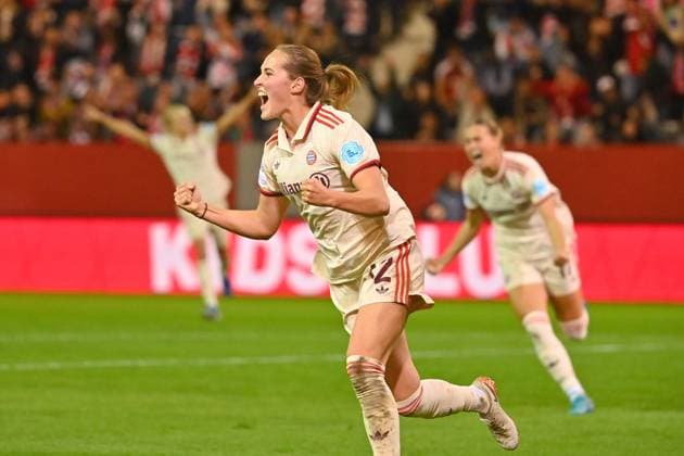 Torjubel Sydney LOHMANN (FCB) nach Tor zum 2-1,Jubel,Freude,Begeisterung, Aktion. FC Bayern Muenchen - FC Arsenal Fussball Champions League der Frauen am 09.10.2024 FC BAYERN CAMPUS