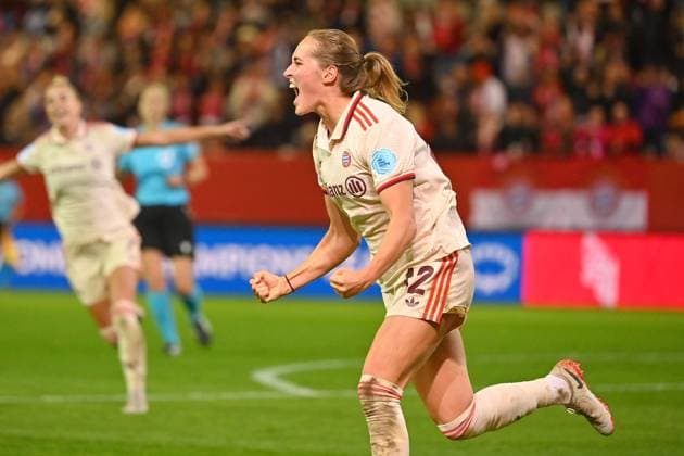 Torjubel Sydney LOHMANN (FCB) nach Tor zum 2-1,Jubel,Freude,Begeisterung, Aktion. FC Bayern Muenchen - FC Arsenal Fussball Champions League der Frauen am 09.10.2024 FC BAYERN CAMPUS