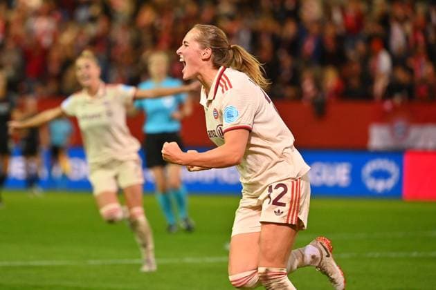 Torjubel Sydney LOHMANN (FCB) nach Tor zum 2-1,Jubel,Freude,Begeisterung, Aktion. FC Bayern Muenchen - FC Arsenal Fussball Champions League der Frauen am 09.10.2024 FC BAYERN CAMPUS