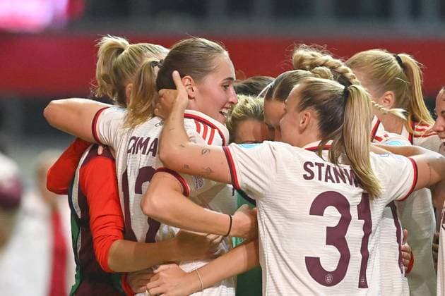 kollektiver Torjubel um Sydney LOHMANN (FCB,li) nach Tor zum 2-1,,Aktion. FC Bayern Muenchen - FC Arsenal Fussball Champions League der Frauen am 09.10.2024 FC BAYERN CAMPUS