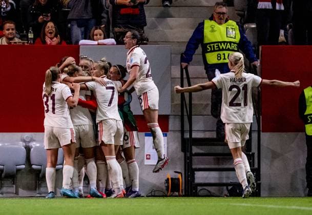 Die Muenchnerinnen bejubeln mit Sydney Lohmann (FC Bayern Muenchen Frauen, 12) deren Tor zum 2:1. GER, FC Bayern Muenchen vs. Arsenal WFC, Fussball, UEFA Womans Champions League, Gruppe C, 1. Spieltag, Saison 2024 2025, 09.10.2024. GER, FC Bayern Muenchen vs. Arsenal WFC, Fussball, UEFA Womans Champions League, Gruppe C, 1. Spieltag, Saison 2024 2025, 09.10.2024. Muenchen Copyright: xEibner-Pressefoto HeikexFeinerx EP_HFR