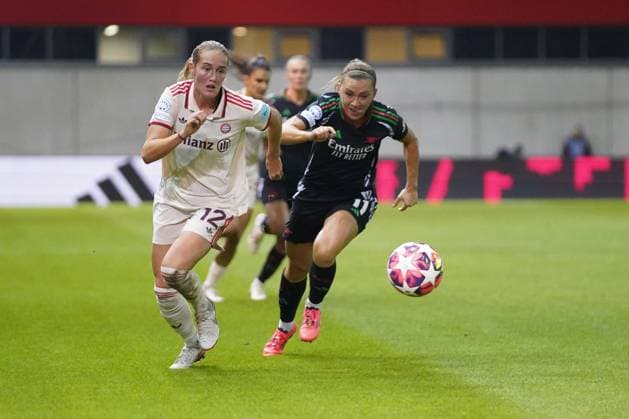 Sydney Lohmann (12 FC Bayern) und Katie Mc Cabe (11 Arsenal) in Aktion beim UEFA Womens Champions League Spiel FC Bayern München - Arsenal Women Football Club am 09.10.2024
