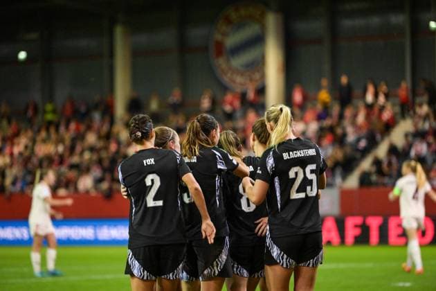 Fußball, UEFA Womens Champions League, 20241009, FC Bayern München - Arsenal WFC. Im Bild Arsenal Torjubel bejubelt Jubel Tor 0:1. München FC Bayern Campus Bayern Deutschland Copyright: Passion2Press MarkusxFischerx